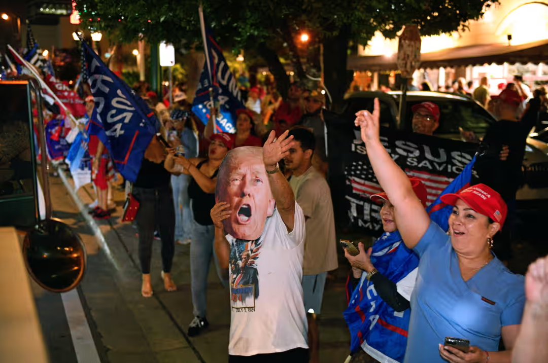 特朗普的支持者在佛罗里达州迈阿密一家餐馆外庆祝。
